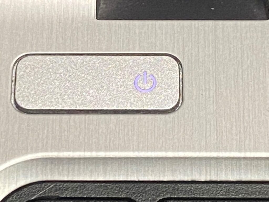ノートパソコンの電源ボタン